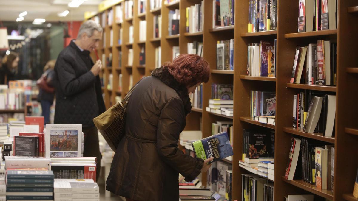 Varios clientes en la librería Cálamo de Zaragoza, que este sábado también celebrará el Día de las Librerías.