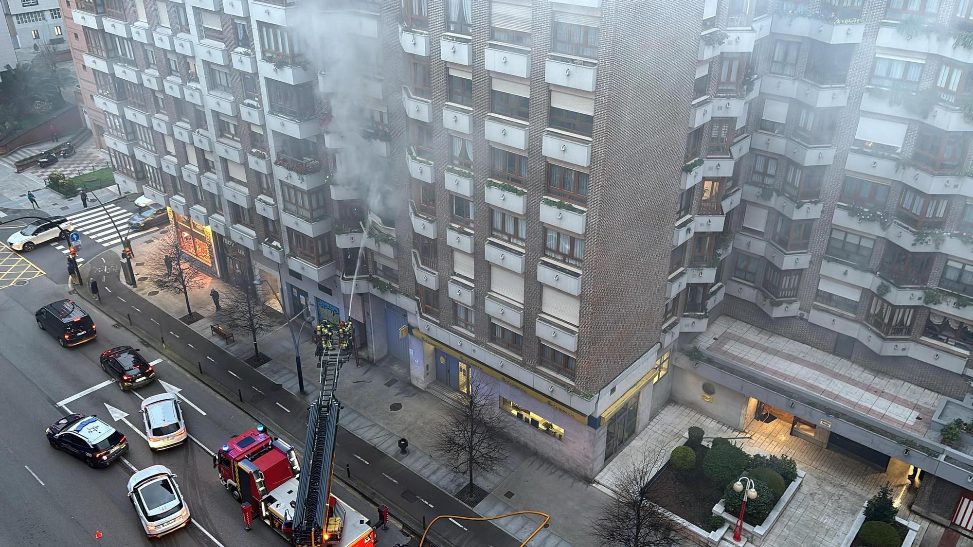 Así fue el espectacular incendio en un piso de Gijón (en imágenes)