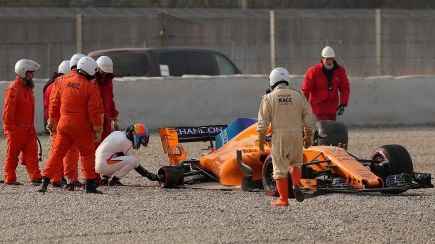 Alonso, feliz con su nuevo McLaren, pese a perder una rueda