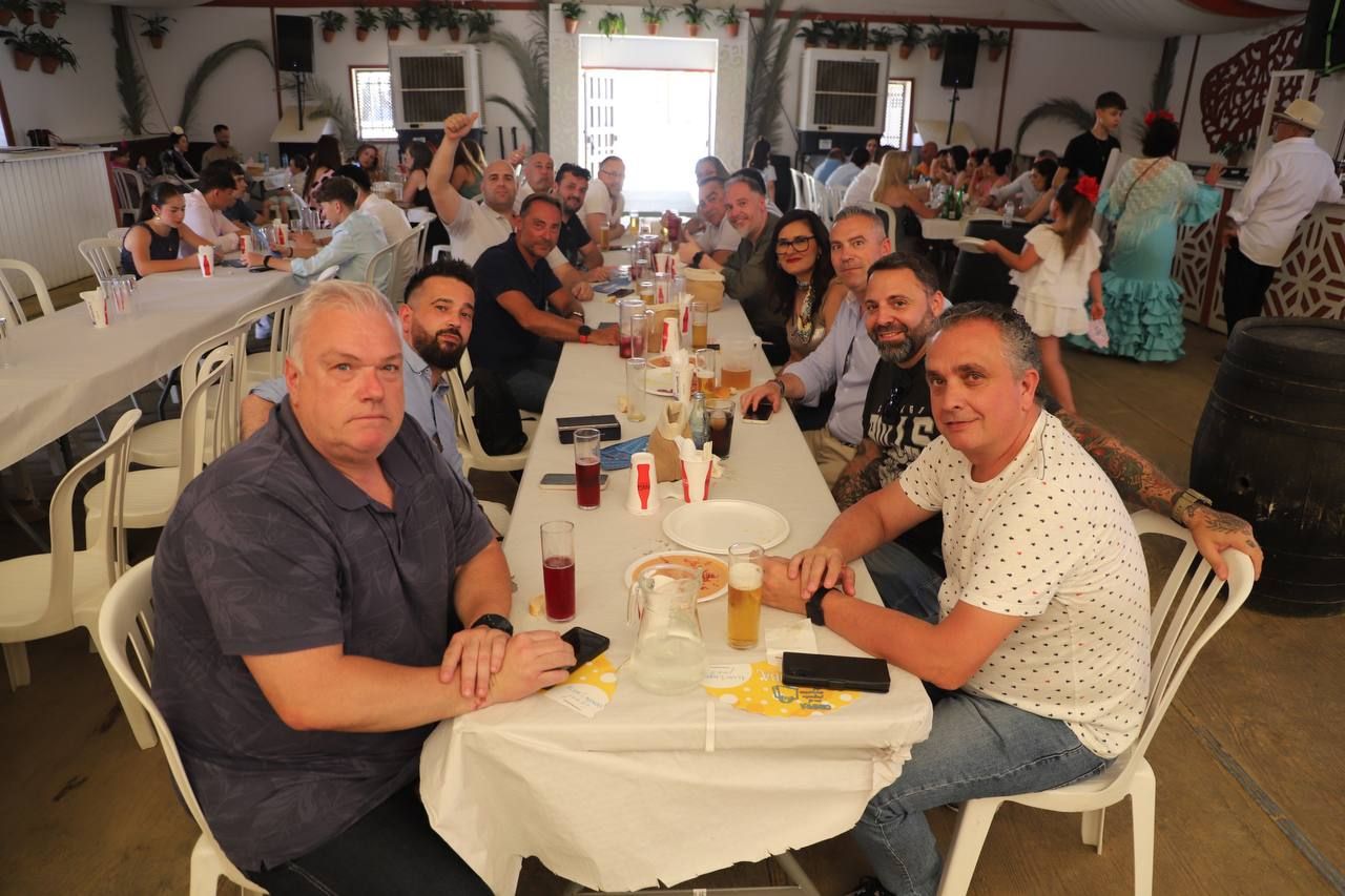 Amigos en El Arenal el viernes de Feria