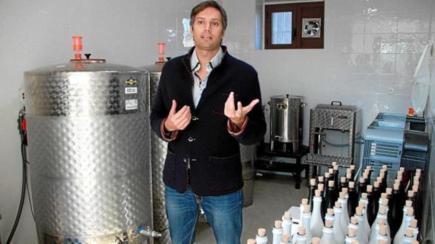 Humbert Conti amb les ampolles del sake Kensho