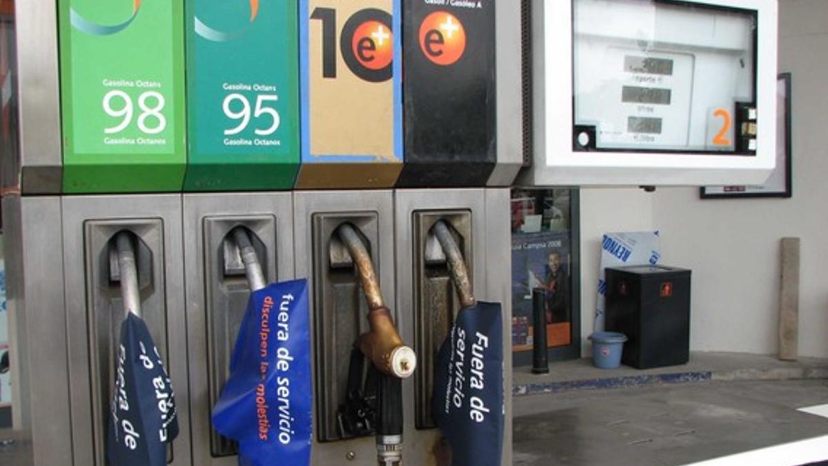 Surtidores de carburantes en una gasolinera de Barcelona.