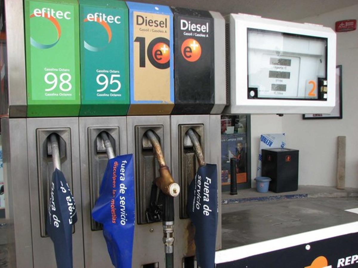 Assortidors de carburants en una gasolinera de Barcelona.