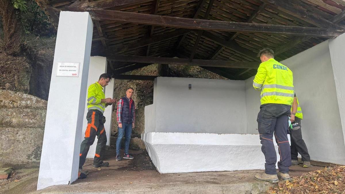 El alcalde visita en compañía de varios trabajadores el lavadero Miguelina, en Cancienes.