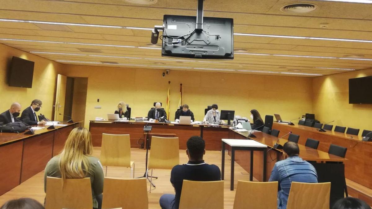 Els tres acusats durant el judici celebrat a l’Audiència de Girona a finals de setembre. | ARIADNA SALA