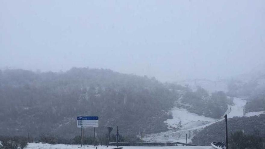 Los accesos a Fuentes, ayer, cubiertos de nieve.