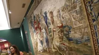 De Goya a Ágatha Ruiz de la Prada: la Real Fábrica de Tapices despliega en Gijón el poderío del arte textil de España