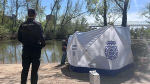 Una carpa de la Policía Nacional custodia el cuerpo de Alejandro Aranda tras su hallazgo en el Pisuerga.