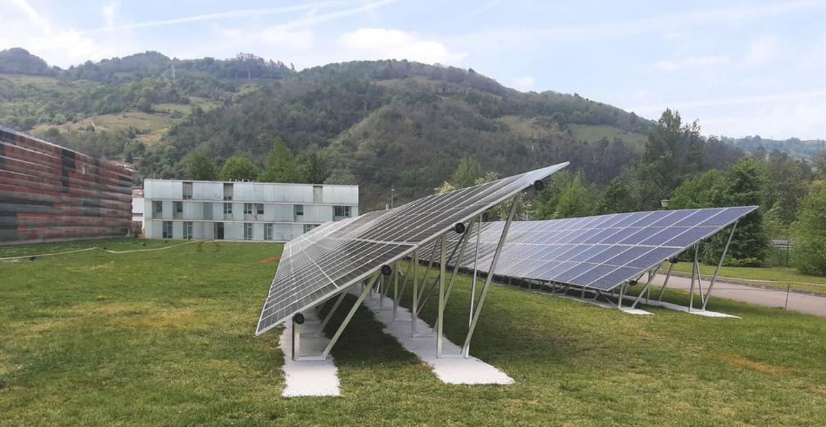 Instalación fotovoltaica junto a la planta de Rioglass Solar en Mieres.
