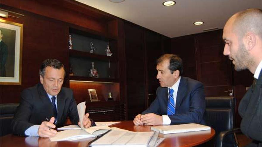 Un momento de la firma entre el conselleiro, Agustín Hernández, y el alcalde, Nelson Santos.  // D.P.