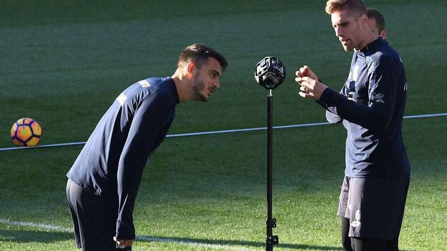 Joselu y Albentosa observan una cámara del departamento de comunicación del club, ayer en Riazor.