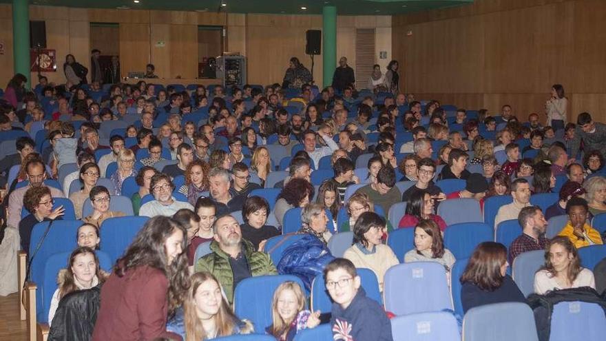 El público que asistió ayer a ver a Yllana, antes de comenzar la función. // Bernabé/Ana Agra