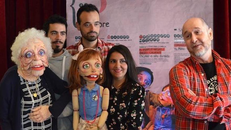 Calvente y su equipo de El Espejo Negro, con algunas marionetas.