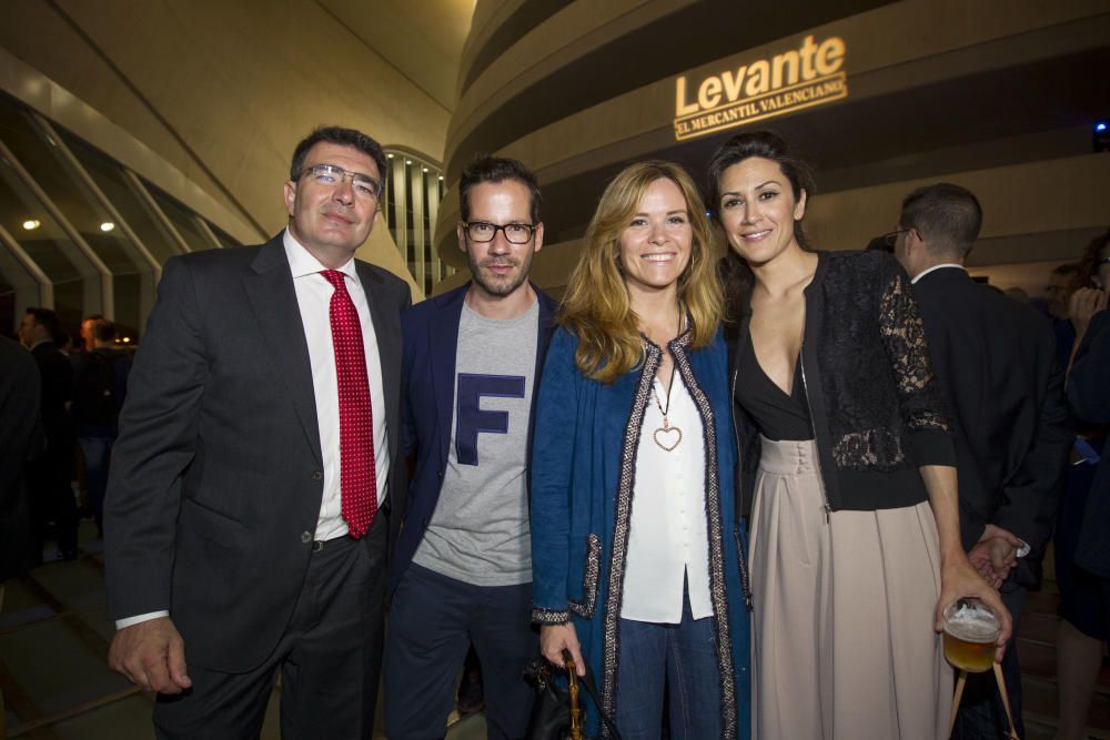 Los periodistas Ferran Cano y Laura Grande con dos amigos