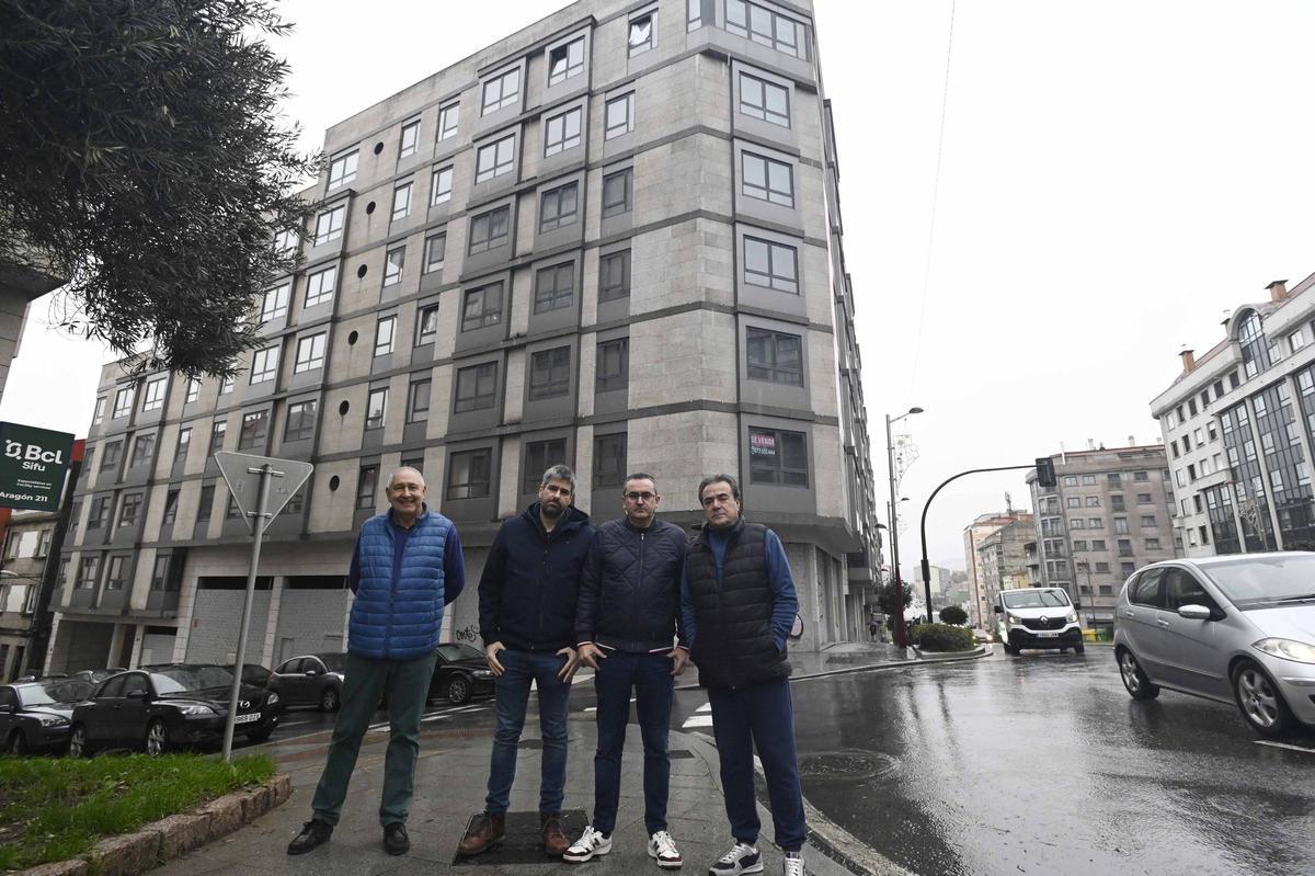 Ángel, Aitor, Alfonso y Luis, delante del edificio en la confluencia de Aragón y Bailén.