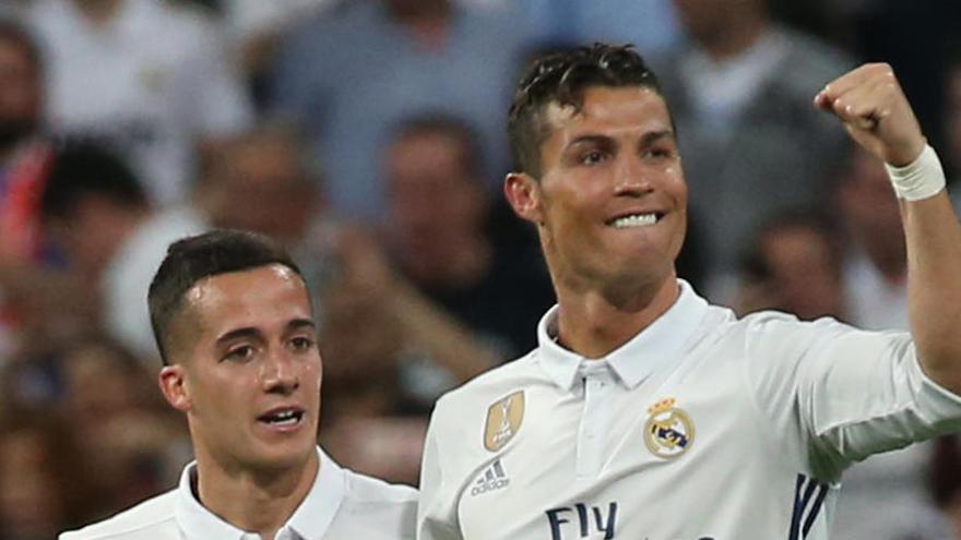 Ronaldo celebra uno de sus goles con Lucas Vázquez.