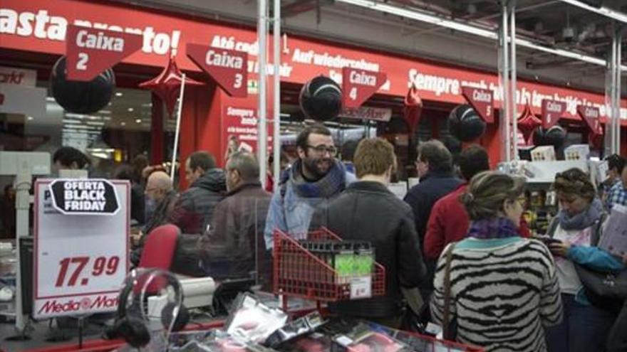 Aprobado el convenio de grandes almacenes con alza salarial de hasta el 2,5% en el 2017