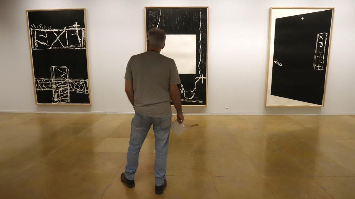 La muestra se abre con un conjunto de cinco obras en blanco y negro realizadas por Antoni Tàpies.