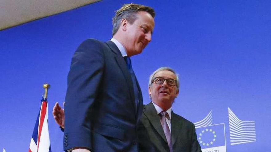 Juncker recibe a Cameron en la sede de Bruselas. // Efe