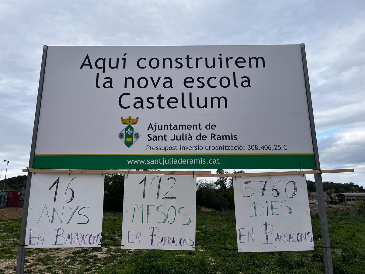 Una imatge d'arxiu d'un cartell on s'indica on es construirà l'escola.