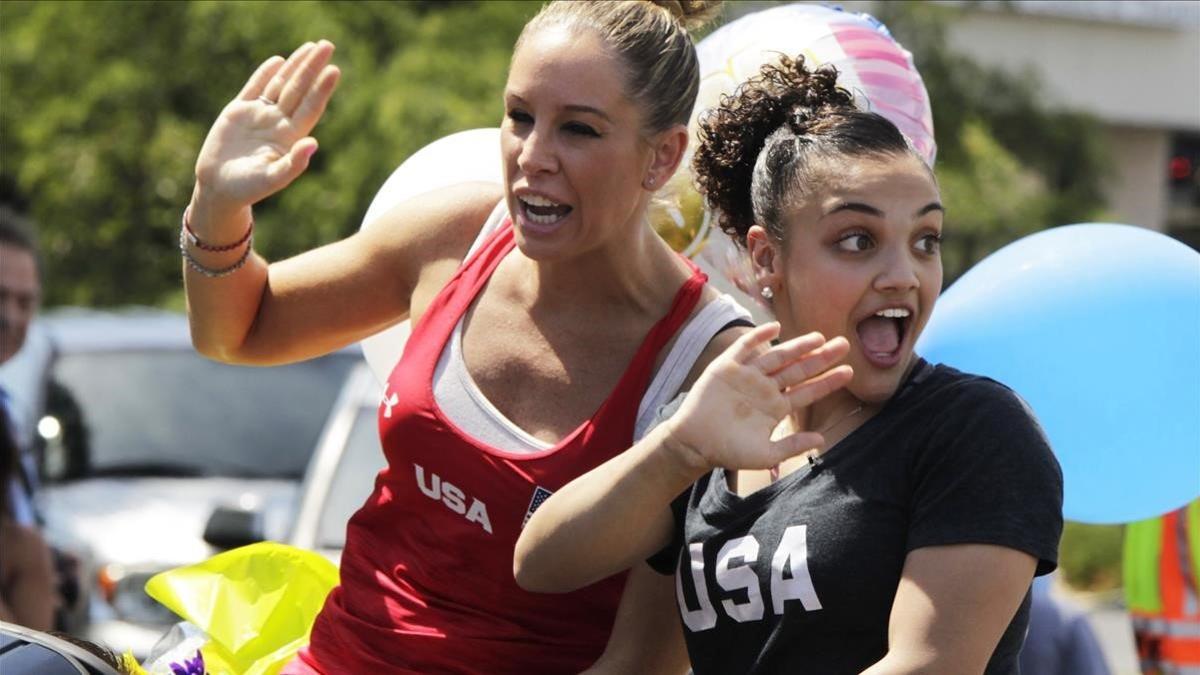 Maggie Haney, izquierda, junto a la campeona olímpica Laurie Hernandez, en la celebración tras la celebración tras los Juegos de Río