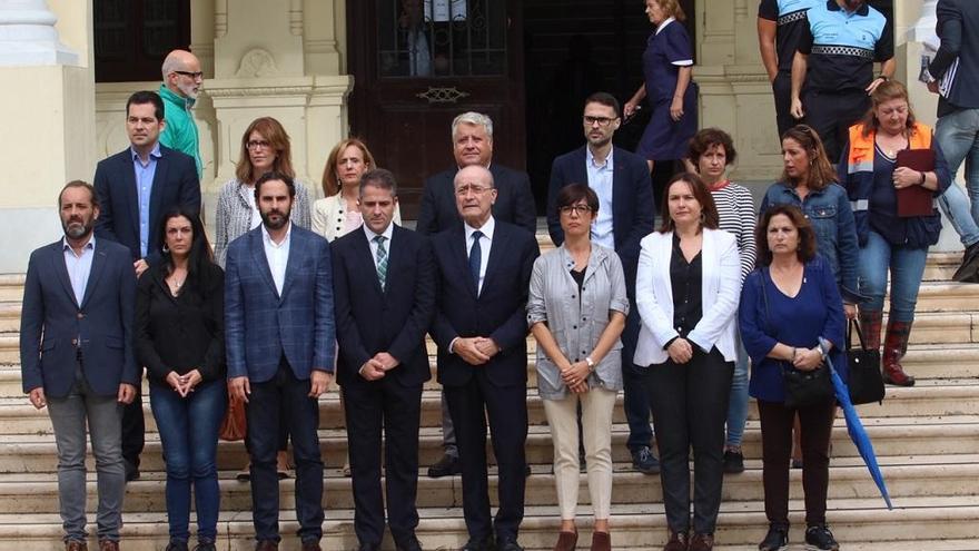 Minuto de silencio de la corporación municipal en la puerta del Ayuntamiento de Málaga.