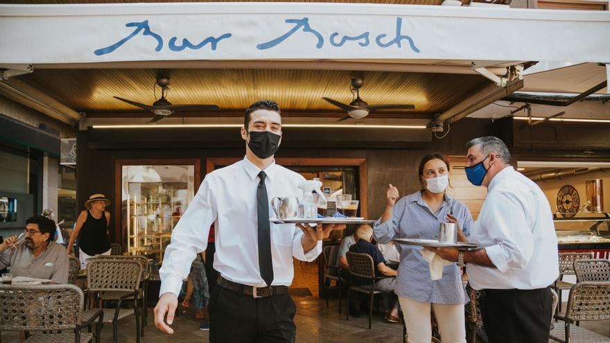 El bar Bosch obsequia con un café a todos sus clientes esta mañana