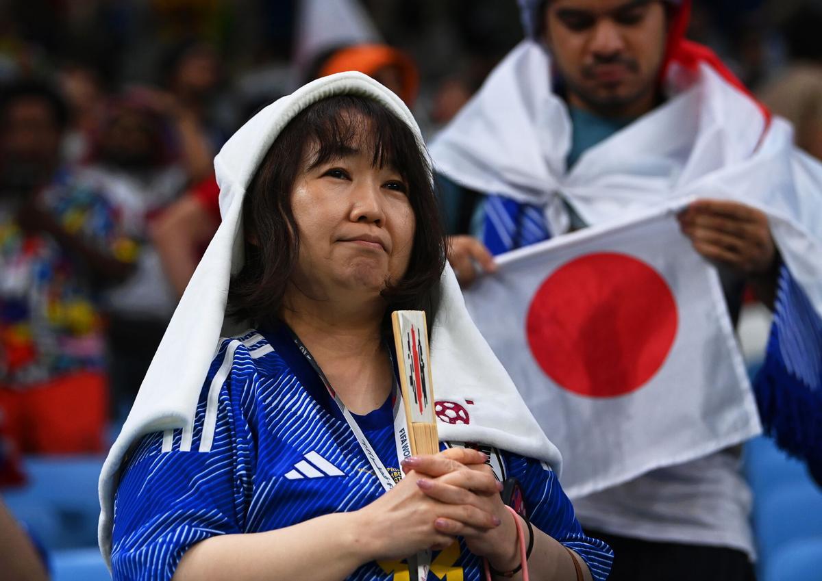 Una mujer fan de Japón en una competición deportiva