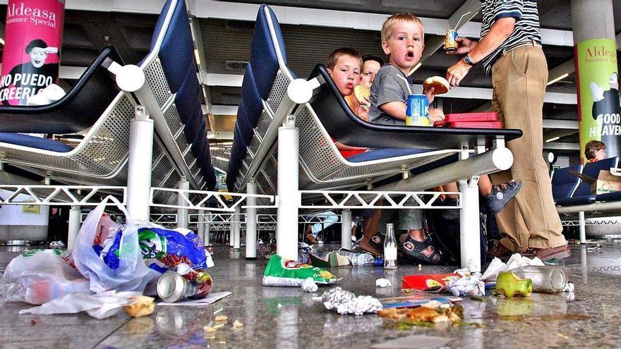 Putzkräfte streiken am Flughafen Mallorca: Die Urlauber dürften bald an Müllbergen vorbeiwaten