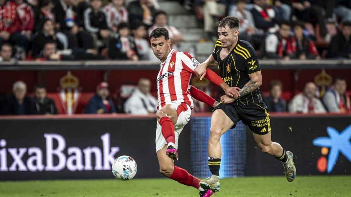 Marcos Cuenca se intenta marchar de Diego en un momento del partido.