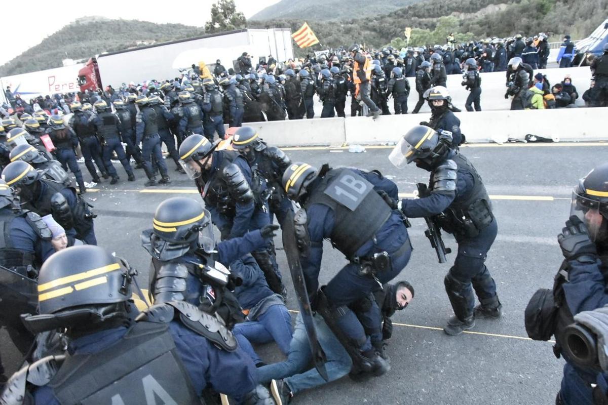 Desalojo de manifestantes en La Jonquera