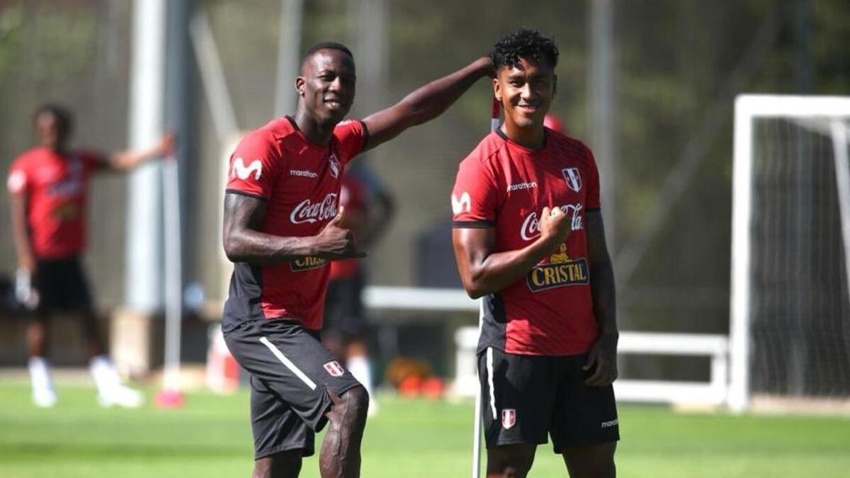 Advíncula junto a Tapia con la selección peruana