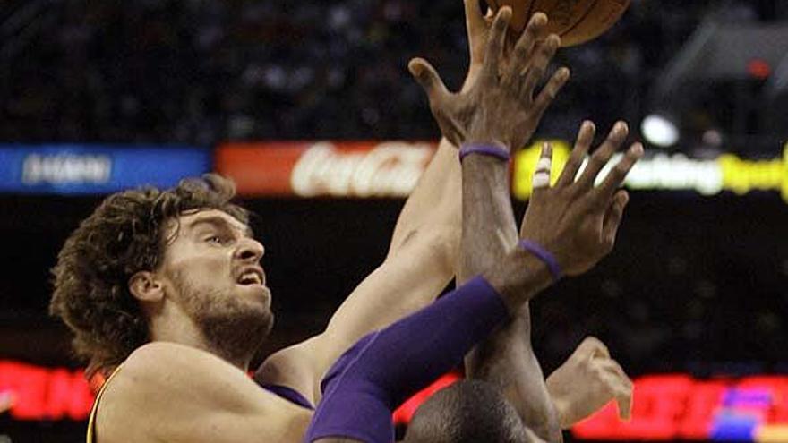 Pau Gasol lucha por un balón frente a Amare Stoudemire