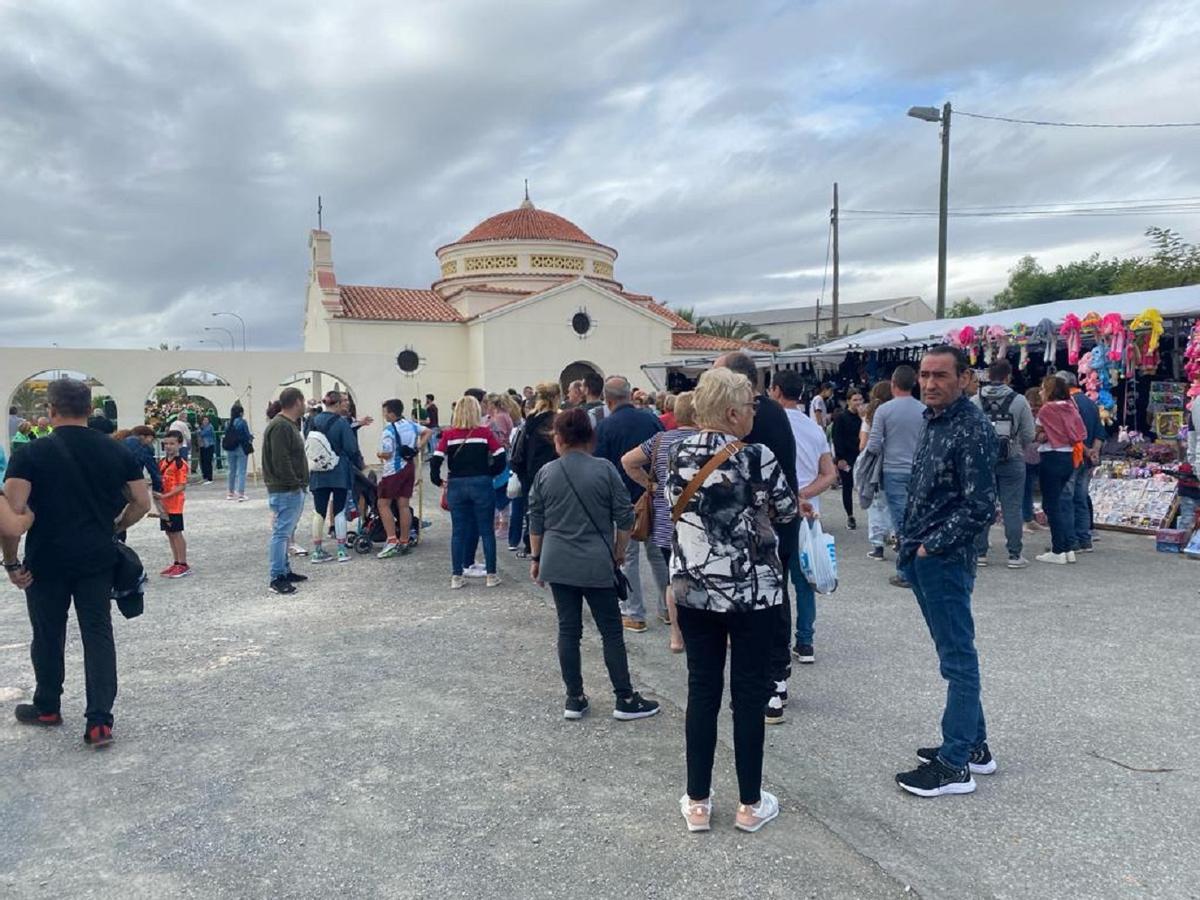 Colas a las puertas de la ermita antes de que acabe la misa para recoger las tachuelas de la suerte