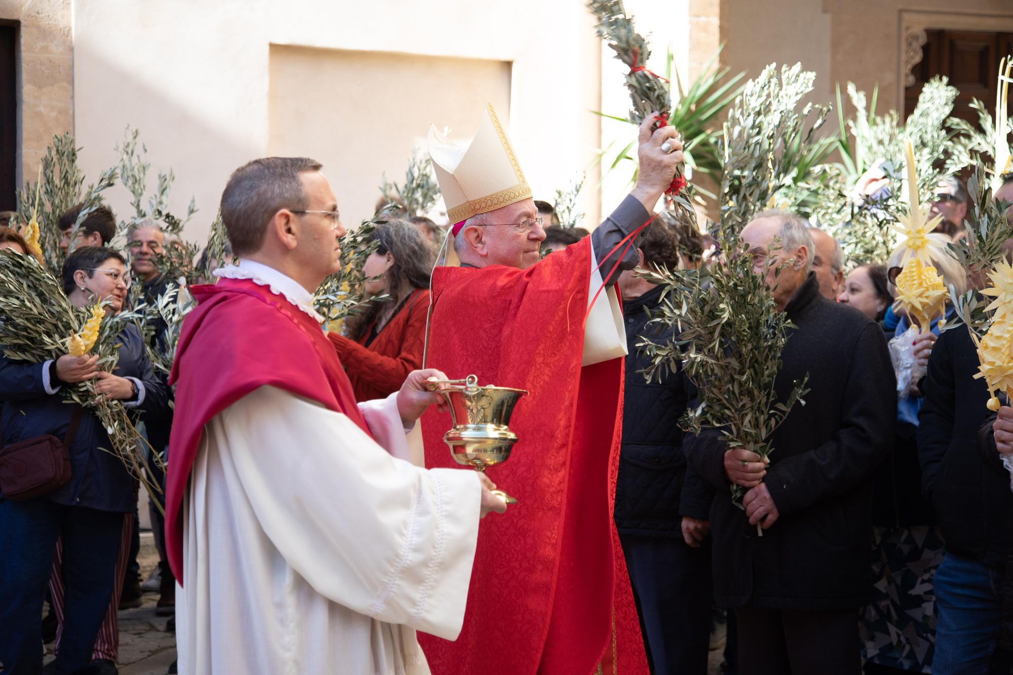 El obispo de Mallorca, Sebastià Taltavull, da el ‘sus’ al Domingo de Ramos, con la la bendición de los ramos y una misa en la Seu