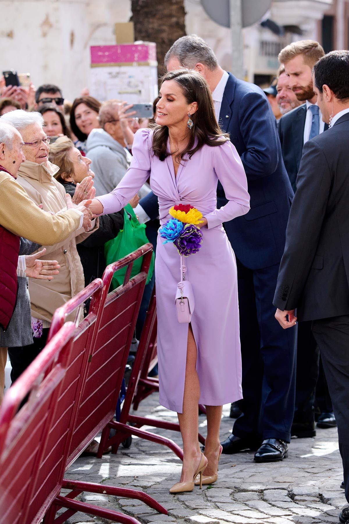 La reina Letizia con vestido lila de Cho Atelier en Cádiz