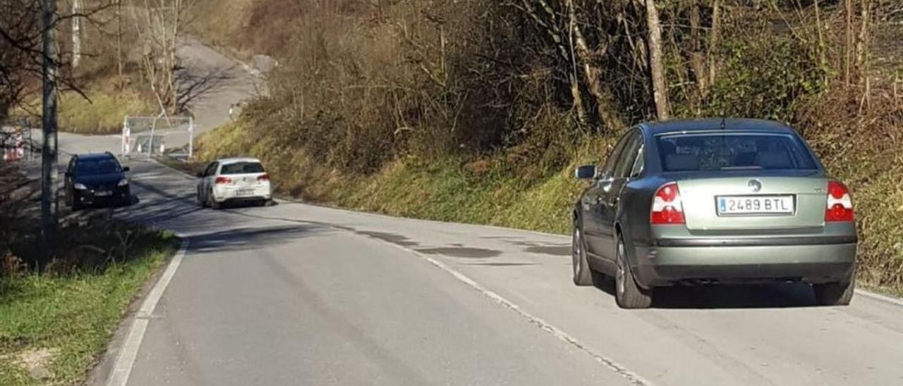 Coches circulando por la carretera que une Ciaño con La Nueva. | L. M. D.