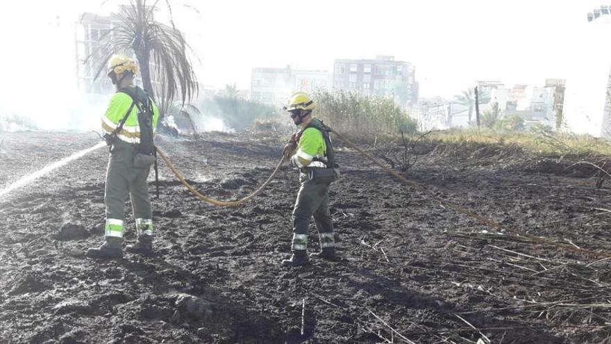 Los bomberos sofocando las llamas