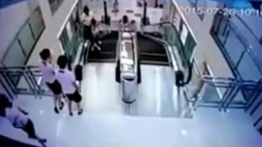 Una china muere en una escalera mecánica pero salva a su hijo in extremis