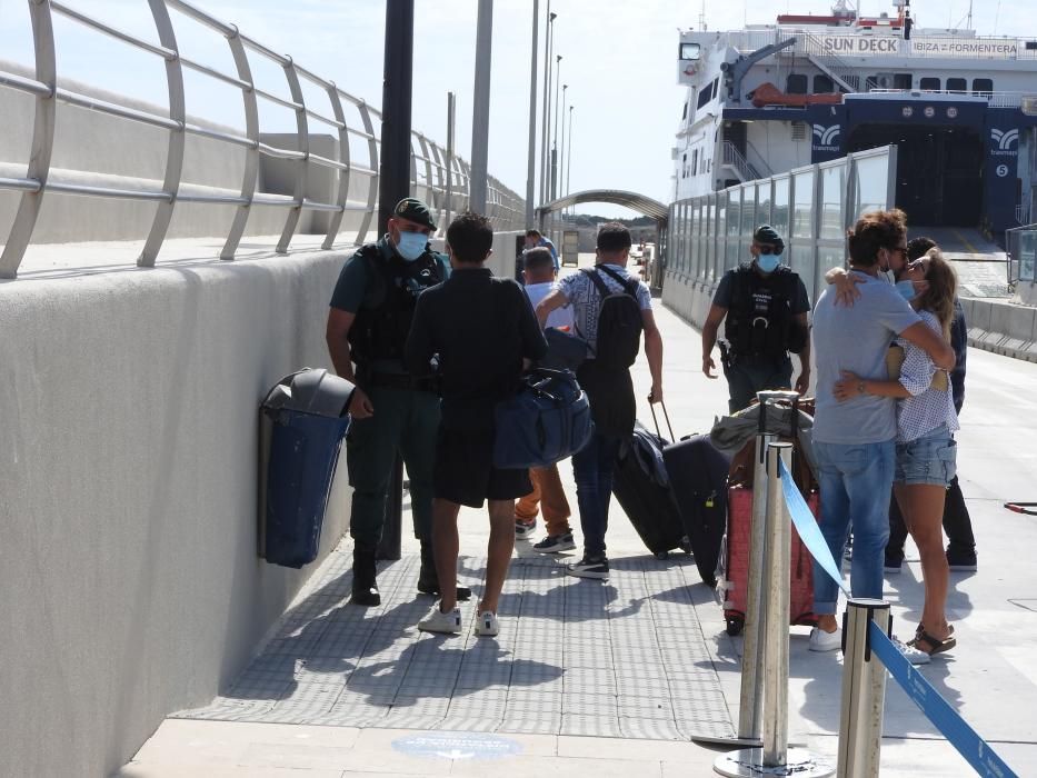 Una pareja se despide en el puerto de la Salvina, antes de pasar por el control de la Guardia Civil.