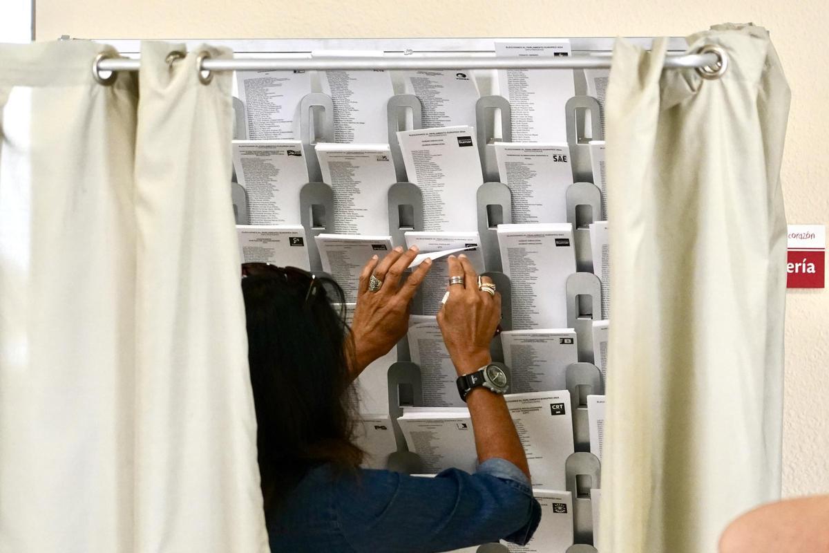 Una mujer ejerciendo su derecho a voto (Archivo)