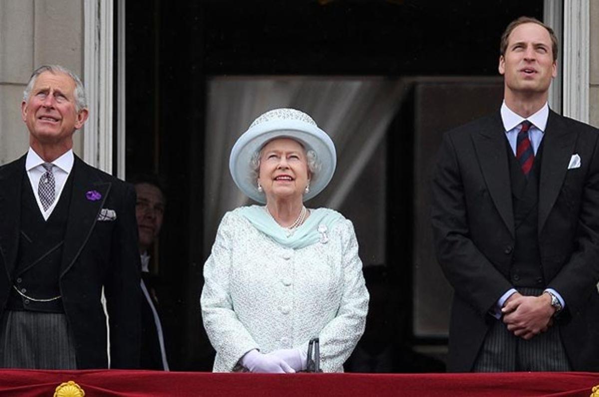 La reina Isabel II entre el príncep Carles i Guillem al balcó del Palau de Buckingham segueixen les últimes celebracions pel Jubileu de Diamants.