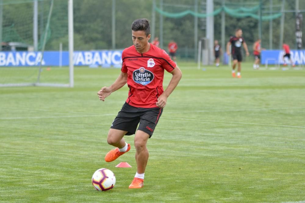 Los problemas del técnico en ataque constatan con el abundante caudal de futbolistas en otras zonas.