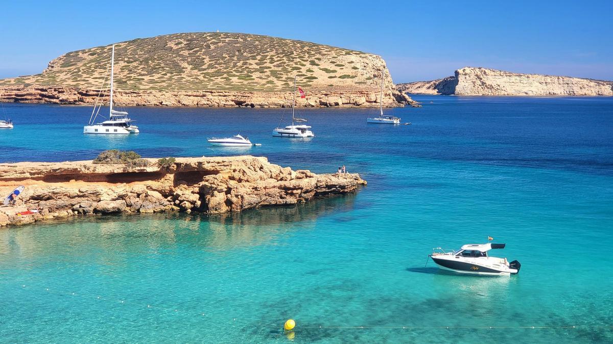 Al ser esloras tan pequeñas y con tan poco calado te puedes aproximar mucho a la costa y encontrar lugares paradisíacos donde fondear alejados del tumulto y las masas. Es tu propia isla privada.