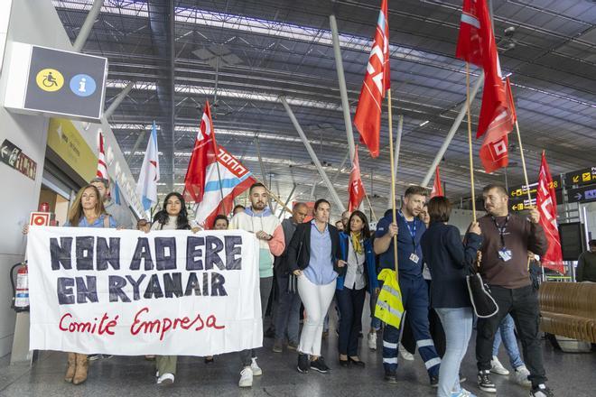Los trabajadores de Ryanair se concentran en Lavacolla en protesta por el ERE
