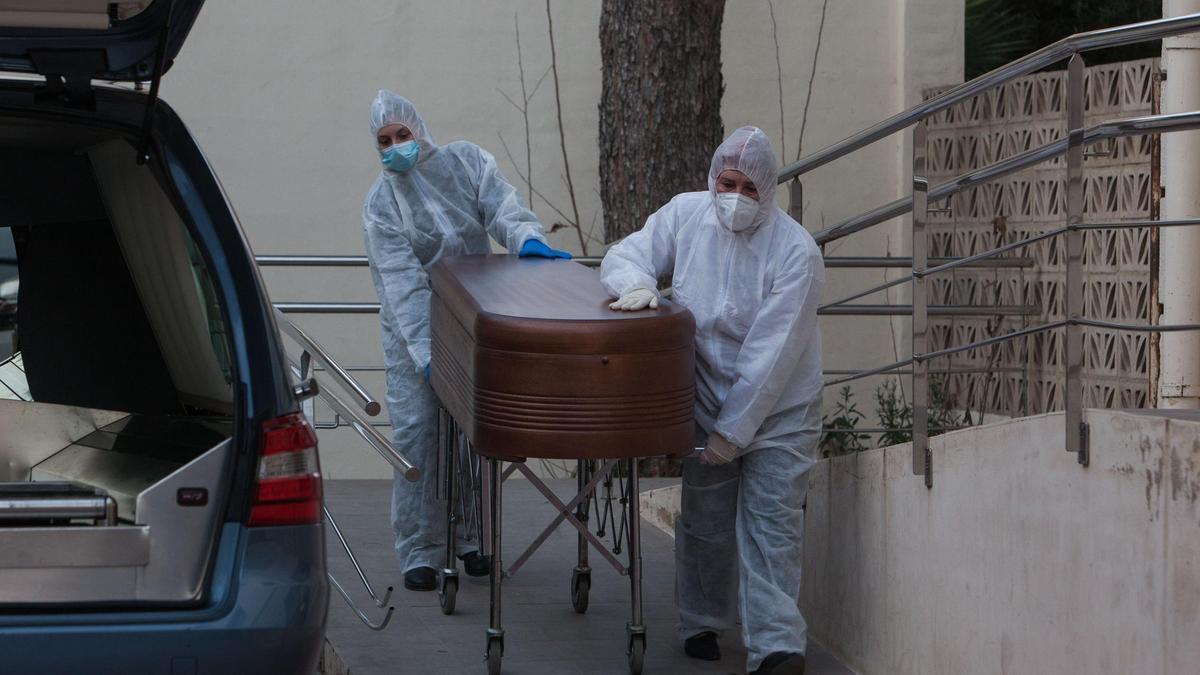 Trasllat d'un cadàver des d'un hospital durant la pandèmia de Covid-19