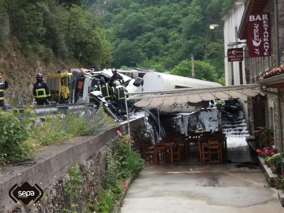 Accidente de un camión en Peñamellera