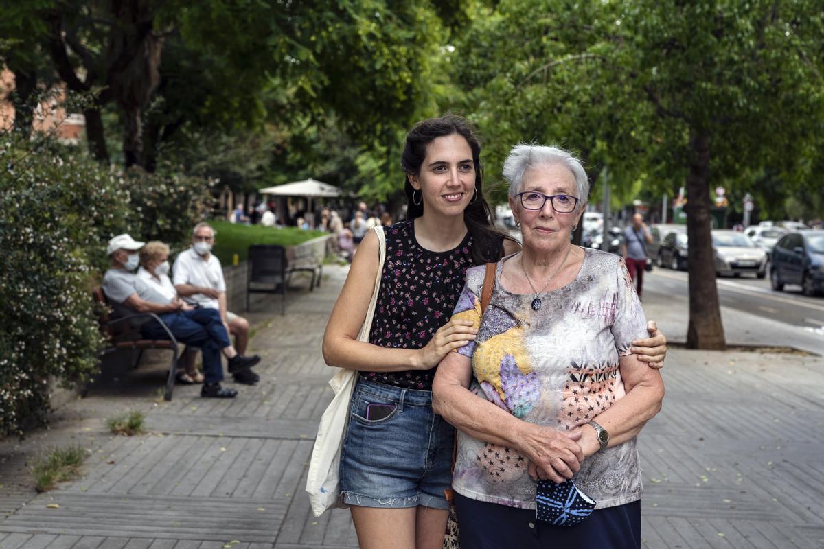 Antonia Rins, acompañada de su nieta, Alba. 