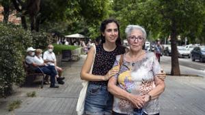 Antonia Rins, acompañada de su nieta, Alba. 