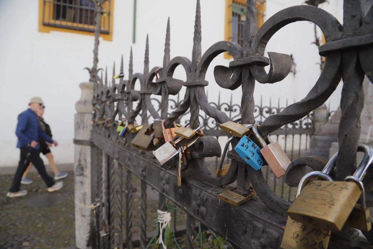El Cristo de los Faroles, antes de la retirada de los candados y las pulseras acumulados en sus rejas